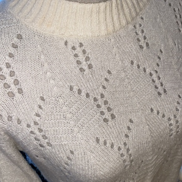 Cream knit sweater with balloon sleeves and lightweight peekaboo patterns - Picture 3 of 3